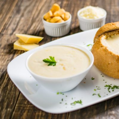 Käsecreme-Suppe mit frischem Brot