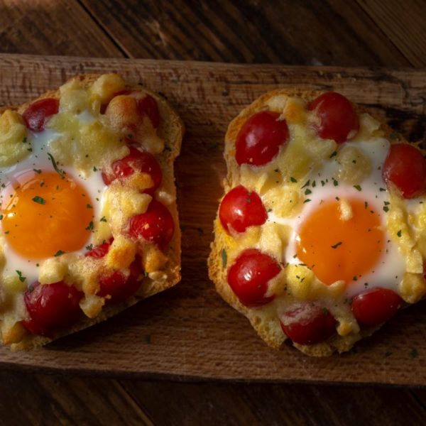 Käseschnitten mit Tomaten und Ei - Heinrichsthaler