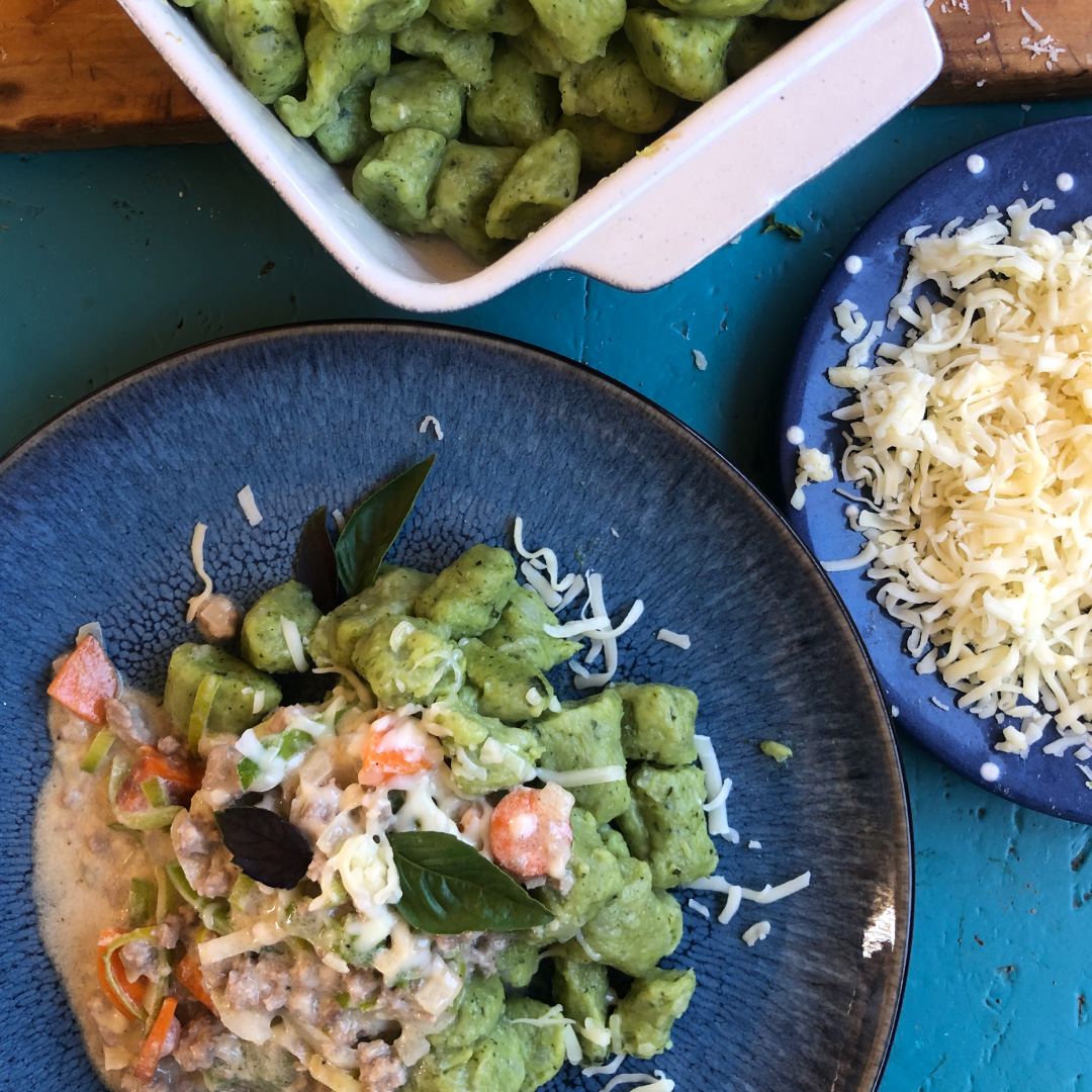 Spinat-Gnocchi mit Hackfleisch-Käse-Soße - Heinrichsthaler Spinat-Gnocchi mit Hackfleisch-Käse-Soße - Heinrichsthaler