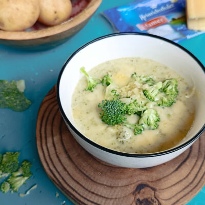 Niederländische Brokkolisuppe mit Käse