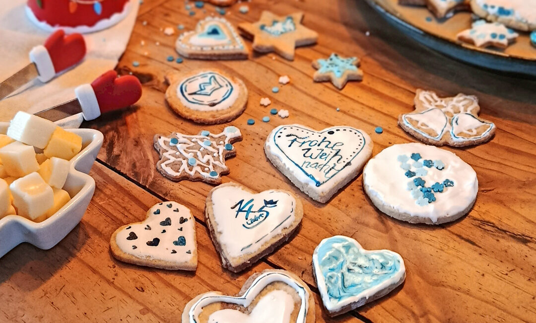 Weihnachtskekse mit Zuckerglasur