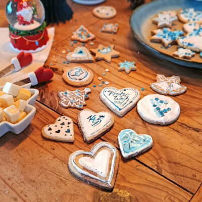 Weihnachtskekse mit Zuckerglasur