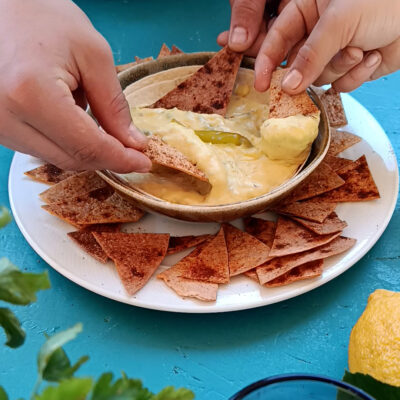 Tortilla-Chips mit Käse-Dip