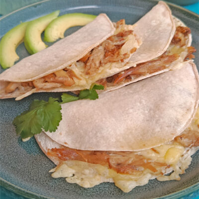 Mexikanische Quesadillas mit Carnitas